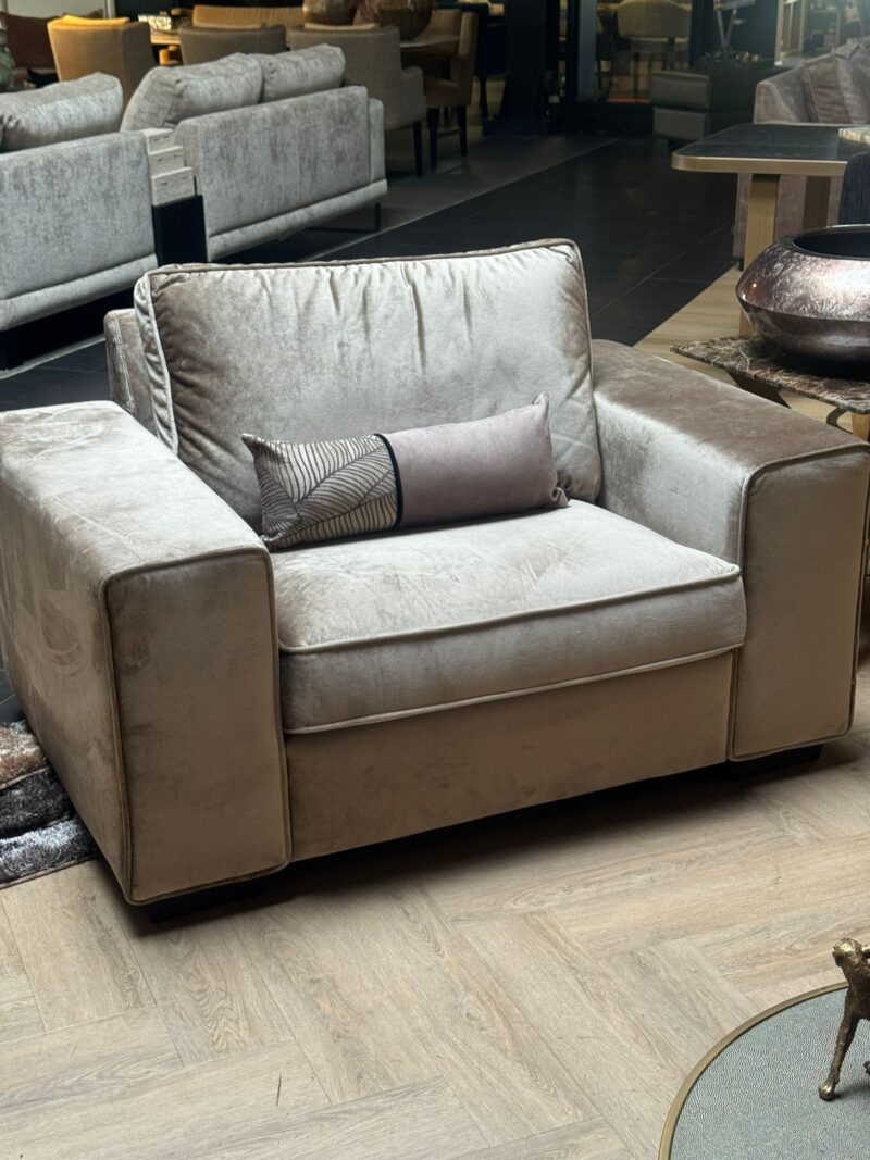 Garage Sale UrbanSofa Firenca Love Seat nu voor 500 euro