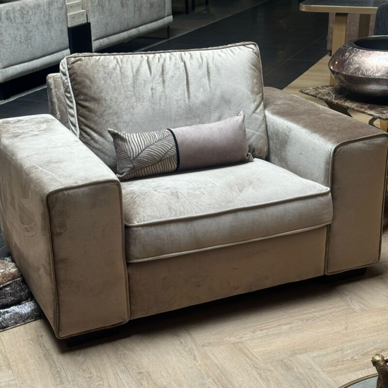 Garage Sale UrbanSofa Firenca Love Seat nu voor 500 euro